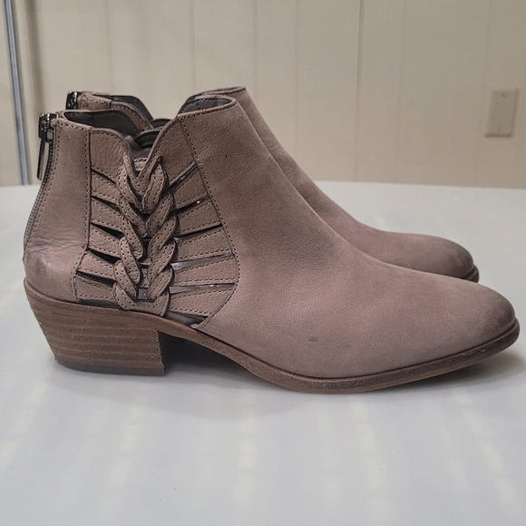 Vince Camuto PRESTETTA Pointed Toe Cut Out Side Braided Ankle Boots Sz 7.5M - Picture 10 of 11